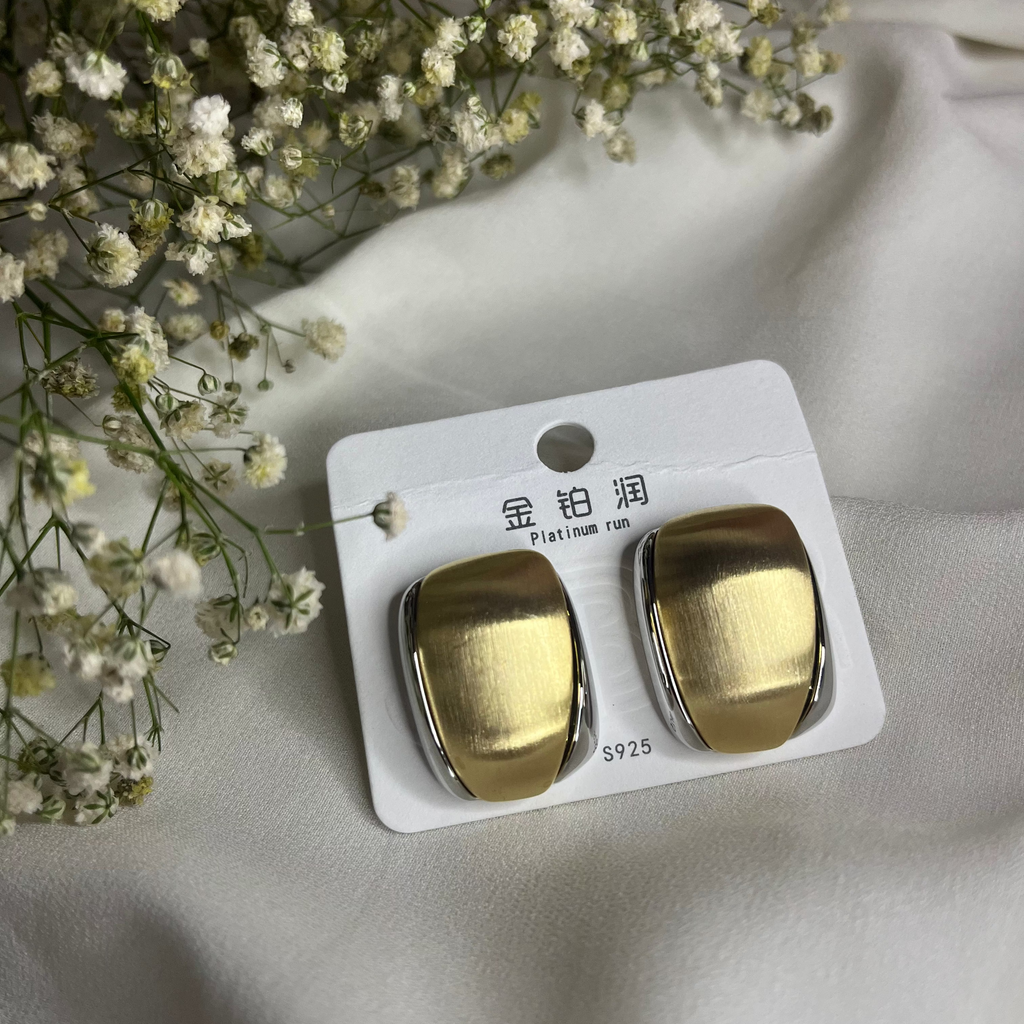 GOLDEN CUBE STUDS