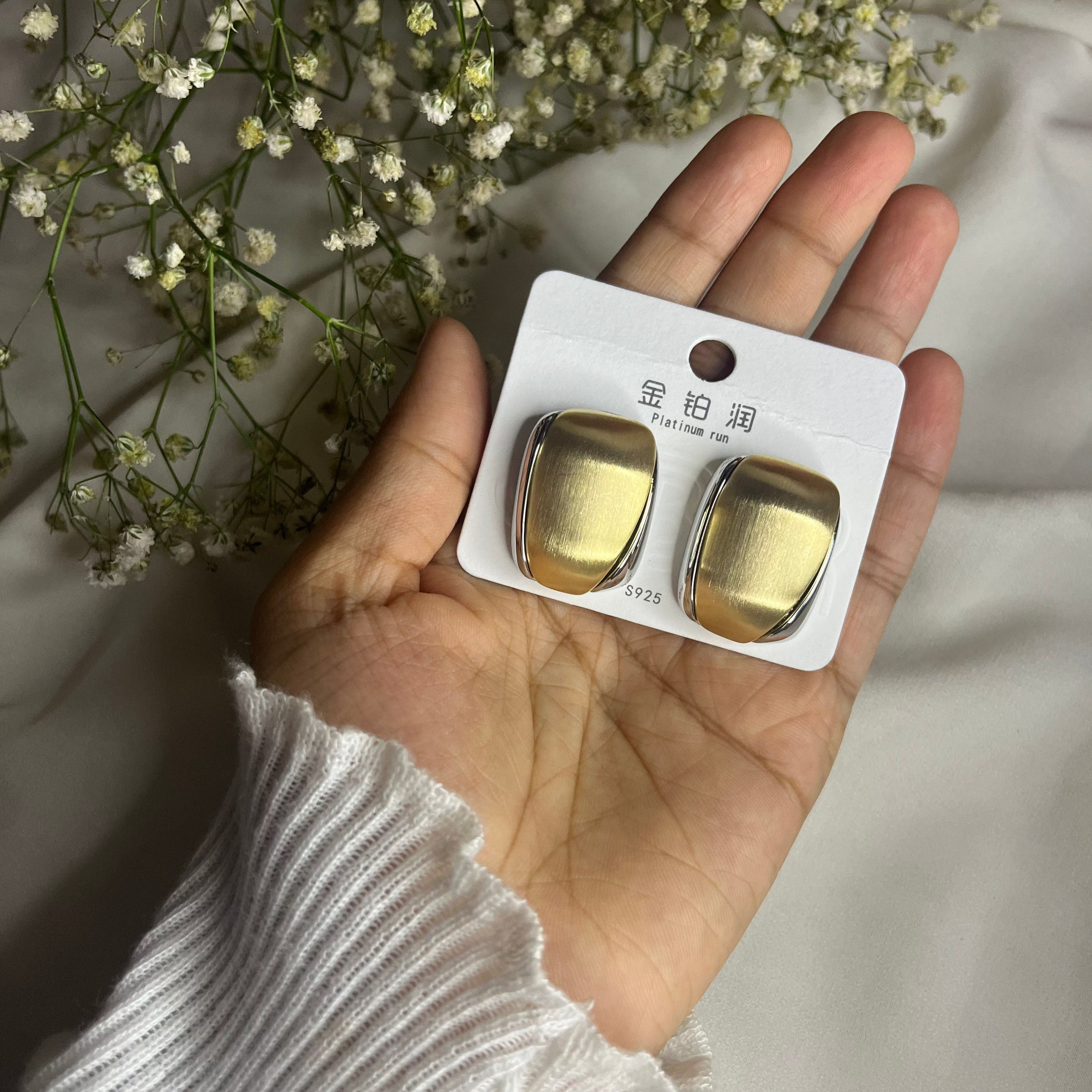 GOLDEN CUBE STUDS